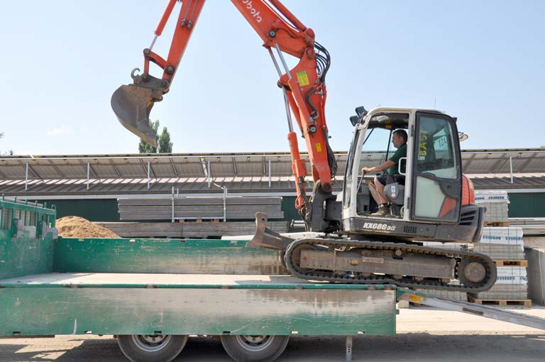 Bagger fährt über Laderampe auf MEILLER Baumeisteranhänger