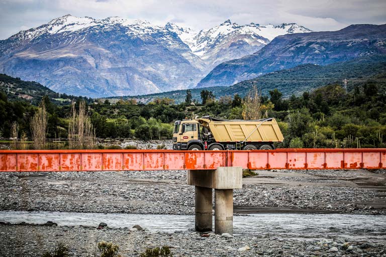 Tambo mit MEILLER Hinterkipper fährt über Brücke