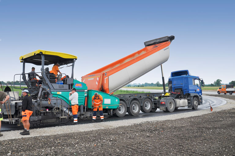 Thermally insulated tipping semi-trailer at work