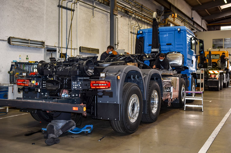 Observance of hygiene regulations enables the continuation of tipper mounting