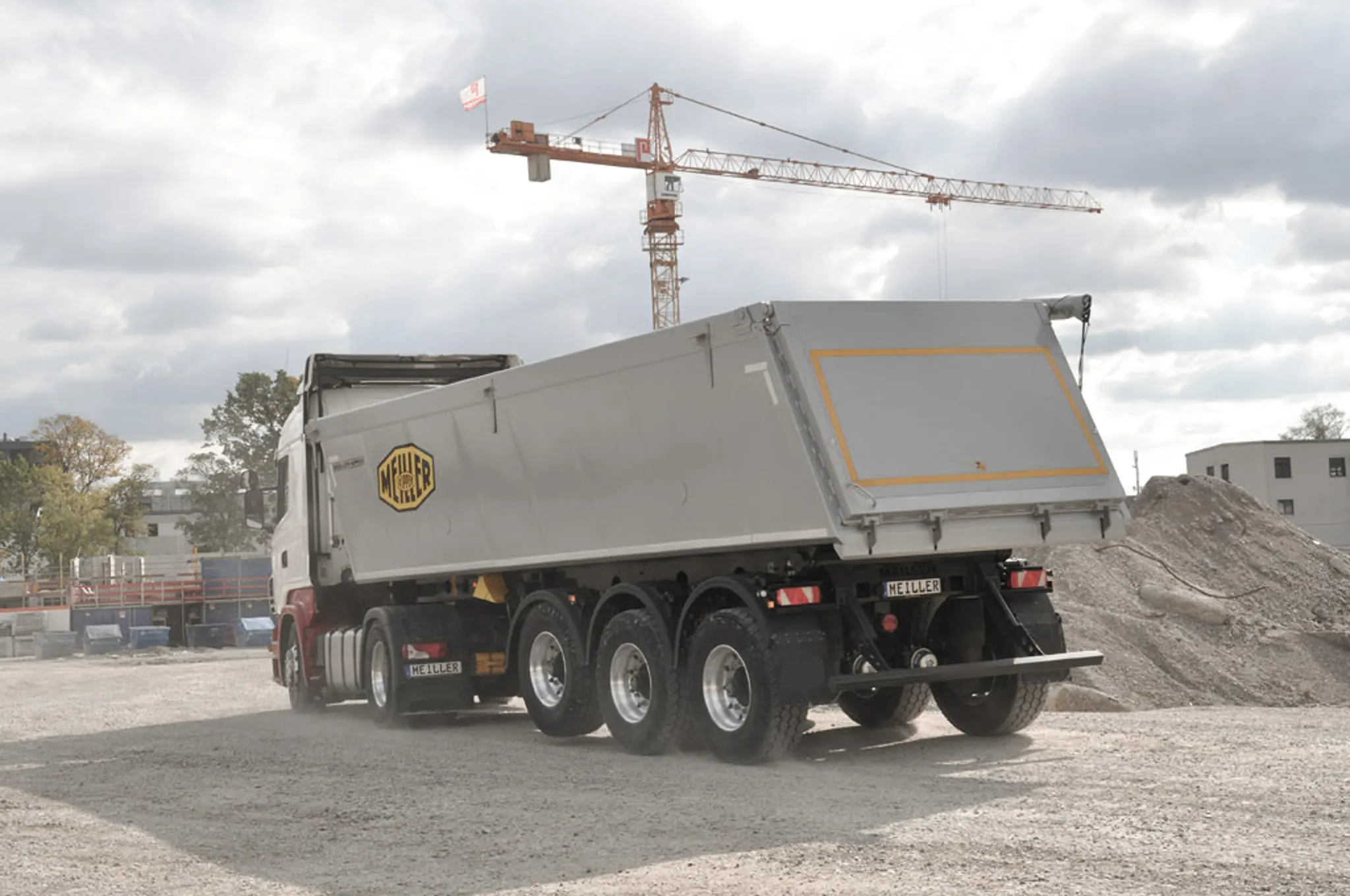 Tipping semi-trailer MHKA with angular body shape